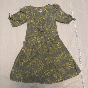 Charming Dress in Gray and Yellow Minimalist Floral Pattern